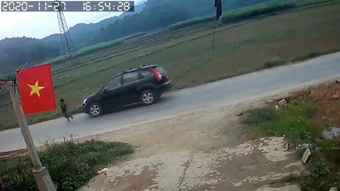 Cú phanh kịp thời của bác tài cứu nguy tình huống tai nạn có thể đã xảy ra