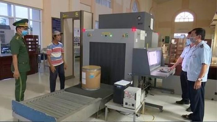 Kiểm tra thùng hàng qua máy soi, phát hiện 10,9kg ma túy đá