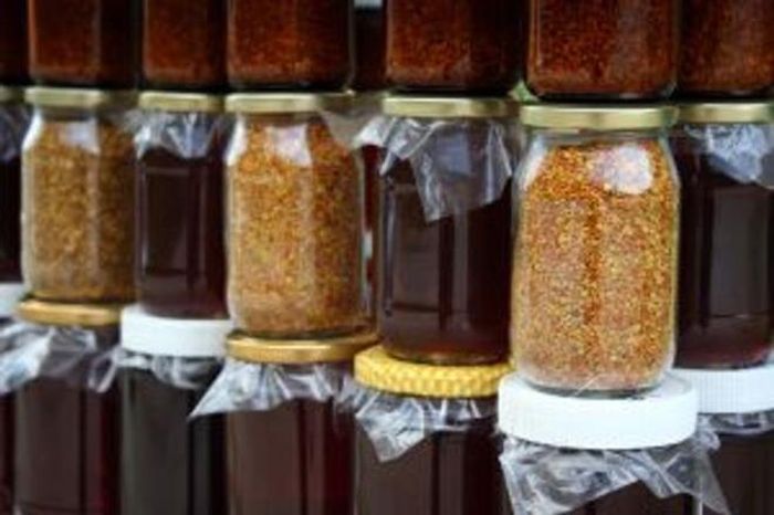 Bạn có thể đã nghe nhiều cách để mở chiếc nắp lọ cứng đầu. Một trong những phương pháp nổi tiếng và hiệu quả nhất là dùng băng keo. Nhưng phải làm gì nếu không có băng keo trong tay? Hãy thử đổ nước nóng lên nắp trong một hoặc hai phút, sau đó lau khô rồi mở. Bạn cũng có thể ngâm nắp hộp trong nước nóng để có tác dụng tương tự.