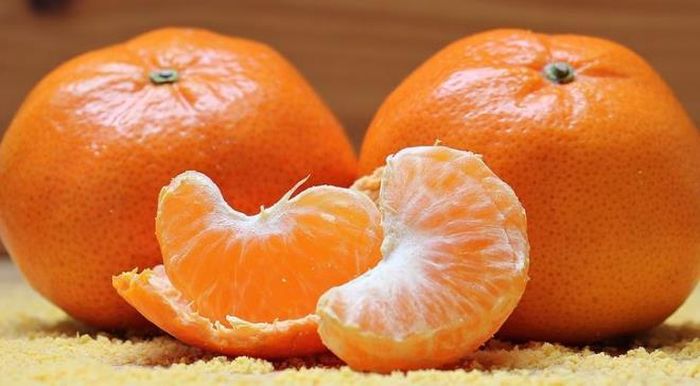 Nếu bạn quên bôi chất khử mùi và không muốn cơ thể kém thpm tho, hãy cắt một quả chanh hoặc cam tươi thành hai nửa và chà xát lên vùng da cần khử mùi. Mùi cơ thể sẽ biến mất.