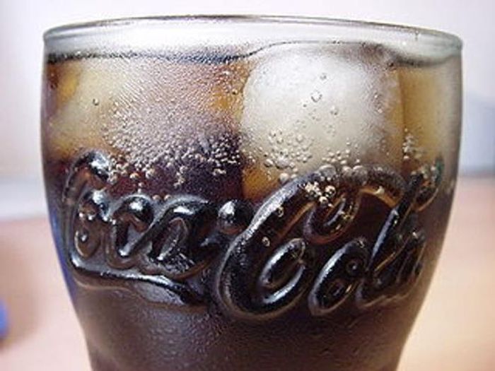 Đổ một lon nước Coca-Cola vào bồn cầu và để qua đêm, sau đó đánh lại bằng nước xà phòng và xả sạch.
