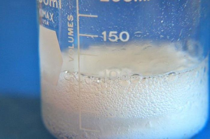 Đổ nước nóng xuống cống trong một phút, sau đó rắc một cốc baking soda xuống. Tiếp đó, đổ từ từ 1 cốc giấm xuống cống, xả thêm một lần nữa bằng nước nóng hoặc nước sôi.