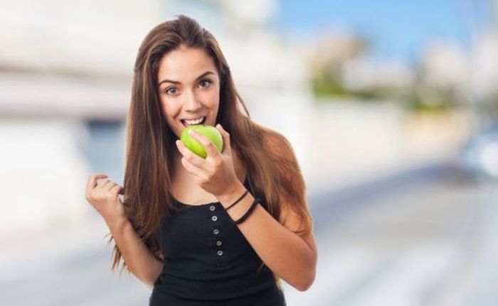 Nếu bạn rời nhà và quên đánh răng hoặc hết kem đánh răng, hãy nhai một quả táo để chữa hôi miệng. 