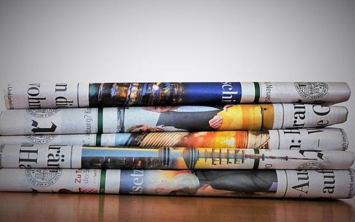 Nếu đôi giày mới của bạn quá chật, hãy thử nhét giấy báo ướt vào mỗi chiếc, càng chặt càng tốt. Để giày khô rồi lấy giấy báo ra. Mẹo vặt đơn giản này có thể giúp kéo giãn đôi giày của bạn.