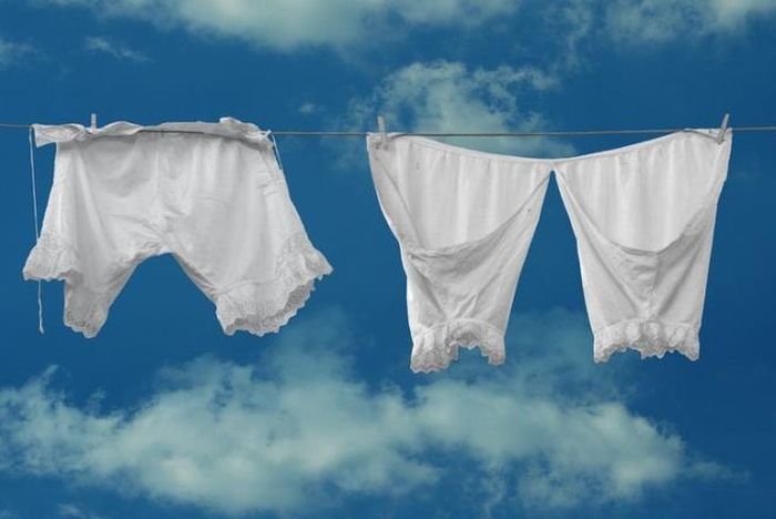 Nếu bạn không có máy sấy và cần làm khô quần áo nhanh chóng, hãy thử áp dụng mẹo vặt sau: Đặt quần áo ướt trên một chiếc khăn khô, cuộn khăn với quần áo bên trong rồi vặn càng chặt càng tốt để vắt hết nước thừa. Sau khi xả hết nước thừa, hãy treo quần áo của bạn lên móc áo để khô hoàn toàn. 