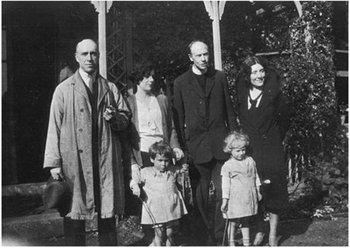 Harry Price (ngoài cùng bên trái) và gia đình mục sư Lionel năm 1931