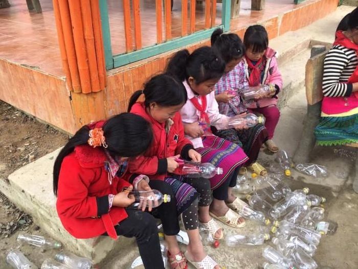 Cô Thủy luôn khuyến khích HS vừa học vừa áp dụng kiến thức vào thực tế. Ảnh: NTCC