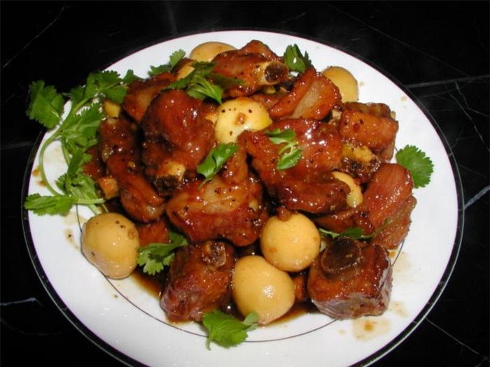 Món sườn kho trứng cút thơm ngon, bày biện đẹp mắt sẽ hấp dẫn cả gia đình bạn