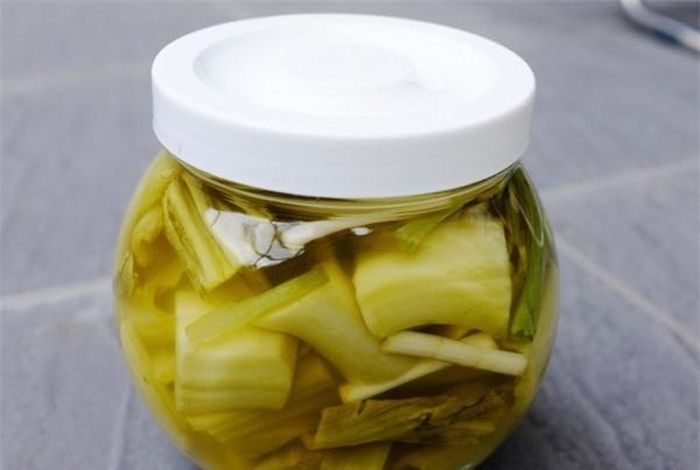 Dù có khả năng "đưa cơm" nhưng nếu không cảnh giác, dưa muối trở thành tác nhân gây bệnh hàng đầu trong bữa cơm gia đình.