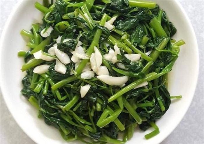Rau muống cần được nấu chín để đảm bảo sức khỏe (Ảnh minh họa)