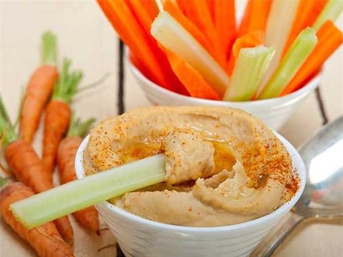Da nhờn: Mặt nạ này giúp giữ cho làn da mịn màng và sạch sẽ, sạch mụn trứng cá. Mặt nạ này sẽ giúp bạn thoát khỏi dầu dư thừa từ khuôn mặt. Thành phần: 3 muỗng canh nước ép cà rốt, 1 muỗng canh sữa bơ, 2 muỗng canh bột mì, 1 muỗng canh nước chanh