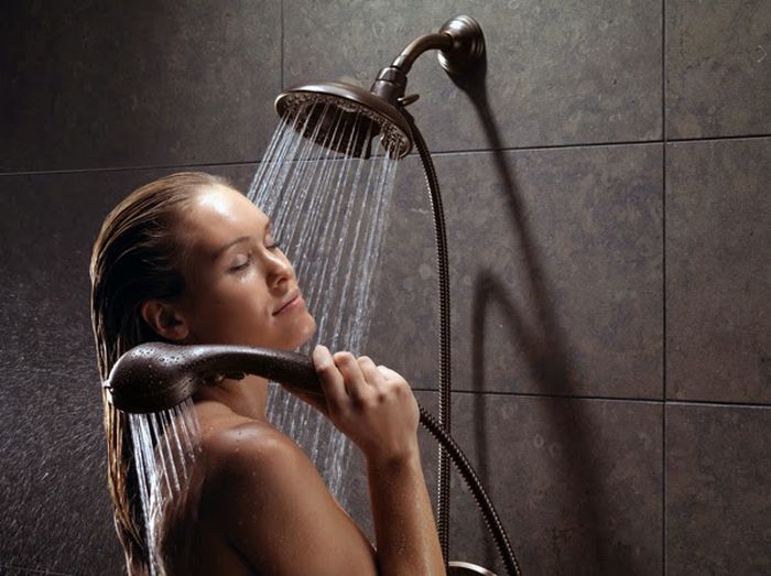 Nhiệt độ hạ quá thấp không nên tắm quá nhiều mà có thể thay bằng vệ sinh khăn ẩm - Ảnh Internet