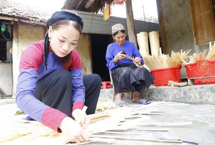 Người Tày xã Trung Hòa (Chiêm Hóa) gắn bó với nghề đan cót truyền thống.