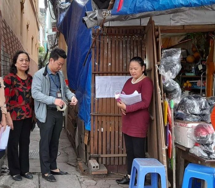 Tổ công tác phường Thanh Lương niêm yết các thông báo liên quan tại khu đất