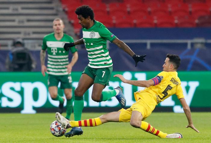  Barca nhập cuộc tốt hơn ngay từ những phút đầu. Được thi đấu trên sân nhà, Ferencvaros tạo ra một vài tình huống tấn công đáng chú ý nhưng đều không thể chuyển hóa thành bàn thắng. Đại diện Hungary tung ra 10 cú sút ở trận đấu này nhưng chỉ 2 trong số đó đi trúng đích. 