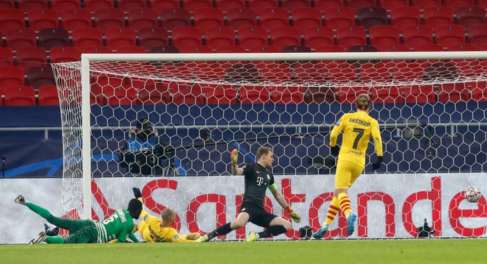  6 phút sau, Braithwaite nhân đôi cách biệt cho thầy trò HLV Koeman. Pha lập công này có phần giống với bàn mở tỷ số khi chân sút người Đan Mạch cũng ghi bàn từ tình huống chạy cắt ngang khung thành. Lần này, Dembele là người kiến tạo với pha căng ngang từ biên trái sau tổng cộng 32 đường chuyền. 