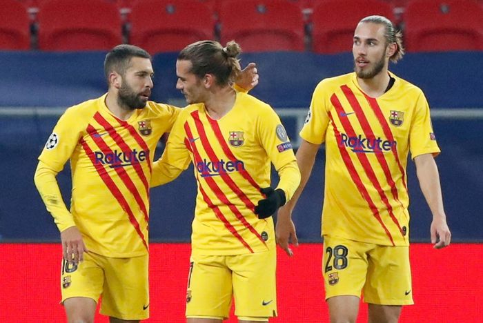  Griezmann là người ghi bàn mở tỷ số cho Barca ở phút 14. Sau tình huống đập nhả với Dembele, Alba thoát xuống từ cánh trái trước khi tung đường căng ngang vào vùng cấm đội chủ nhà. Griezmann dứt điểm một chạm sau tình huống chạy cắt mặt để đánh bại thủ môn của Ferencvaros. 