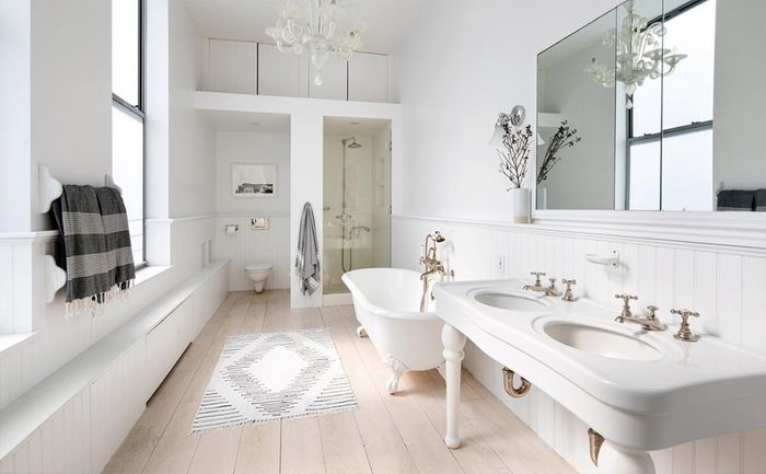  Phòng tắm chính rộng rãi, được trang hoàng với đầy đủ tính năng cao cấp, hiện đại cùng những nội thất cầu kỳ, tinh xảo. 