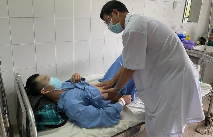 Bác sĩ kiểm tra sức khỏe bệnh nhân. Ảnh: Bệnh viện cung cấp.