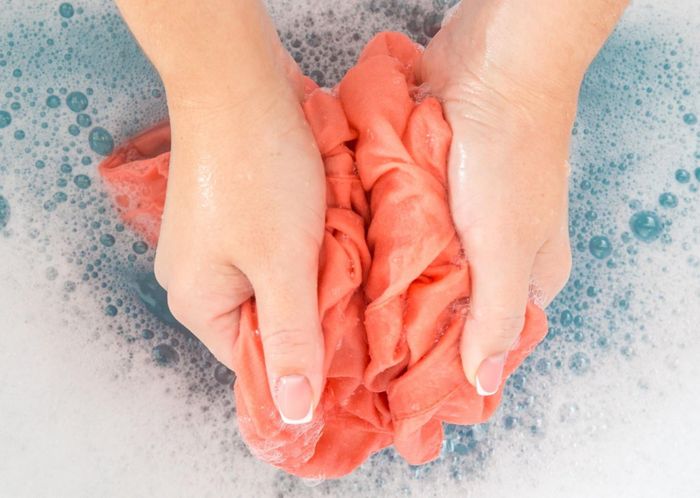  Để giữ cho áo lót bền đẹp theo thời gian, hội chị em nên giặt tay và không sử dụng chất tẩy. Ảnh: Lifehacker. 