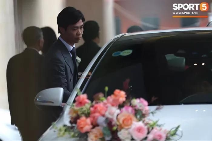  8h sáng 3/12, chú rể đến đón dâu ở một khách sạn hạng sang ở thành phố Vinh. Ảnh: Sport5. 