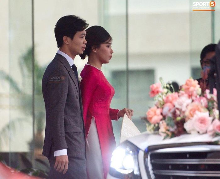 Cả 2 rời khách sạn từ Vinh để về Nghệ An trong tiếng reo hò mừng vui của người hâm mộ. Ảnh: Sport5