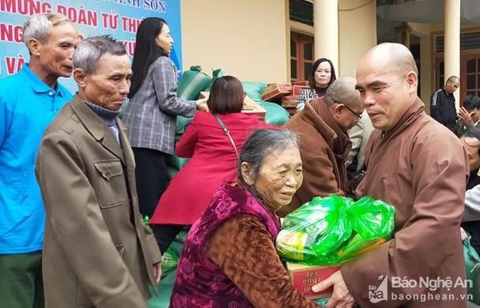 Trao 180 suất quà cho hội viên Hội Người mù huyện Anh Sơn. Ảnh: Hữu Tình