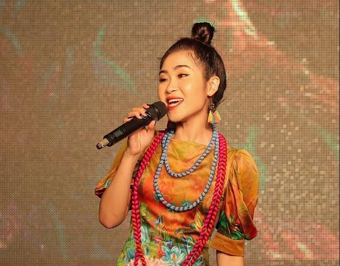 Ca sĩ Hà Myo trong một tiết mục trình diễn.
