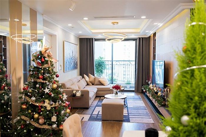 Phòng khách là nơi được Thái Dũng chăm chút tỉ mỉ hơn cả với bộ sofa lớn màu kem cùng tông với sơn tường, đèn chùm, tivi... Cửa kính lớn giúp căn phòng tràn ngập ánh nắng.