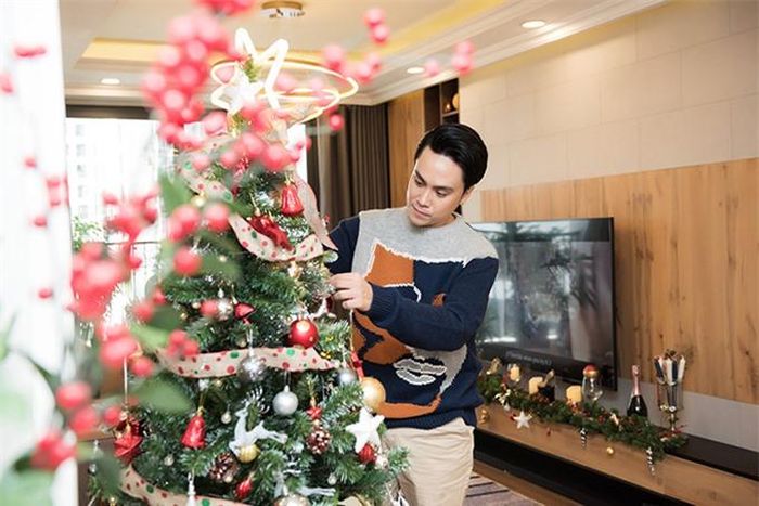 Thái Dũng có sở thích thay đổi concept trang trí nhà theo mùa. Đặc biệt háo hức với Giáng sinh nên anh dành hẳn hai ngày để mua đồ và trang trí cho căn hộ độc thân của mình tràn ngập màu sắc và sự ấm áp.