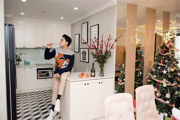 Sống một mình nhưng Thái Dũng vẫn rất chăm chút cho căn bếp. Hệ tủ bếp, bàn đảo được Thái Dũng lựa chọn màu gỗ trắng đồng điệu với tổng thể của cả căn nhà.