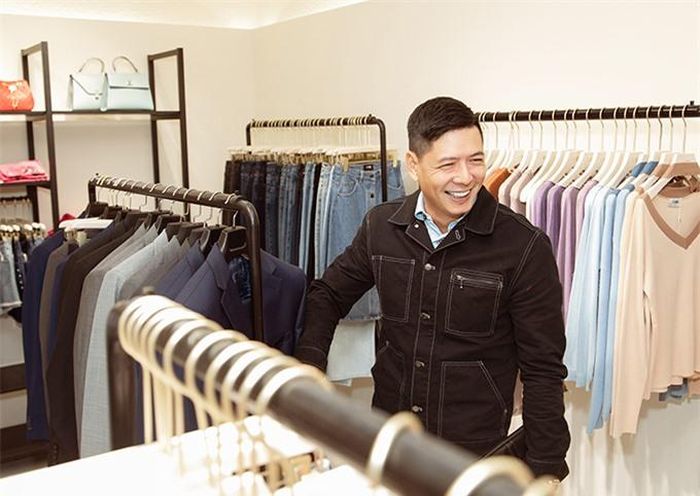 Diễn viên Cô gái xấu xí đích thân chọn một vài mẫu trang phục cho vợ ướm thử, bên cạnh sự tư vấn của nam thiết kế 8X.