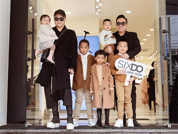 Sau chuỗi sự kiện tại Hà Nội, Hải Phòng và Hạ Long, NTK Đỗ Mạnh Cường (trái) cùng doanh nhân Huy Cận (phải) tiếp tục đưa năm người con tới xứ Lạng. Hai ông bố diện đồ đen và phối trang phục màu camel chủ đạo cho các bé.