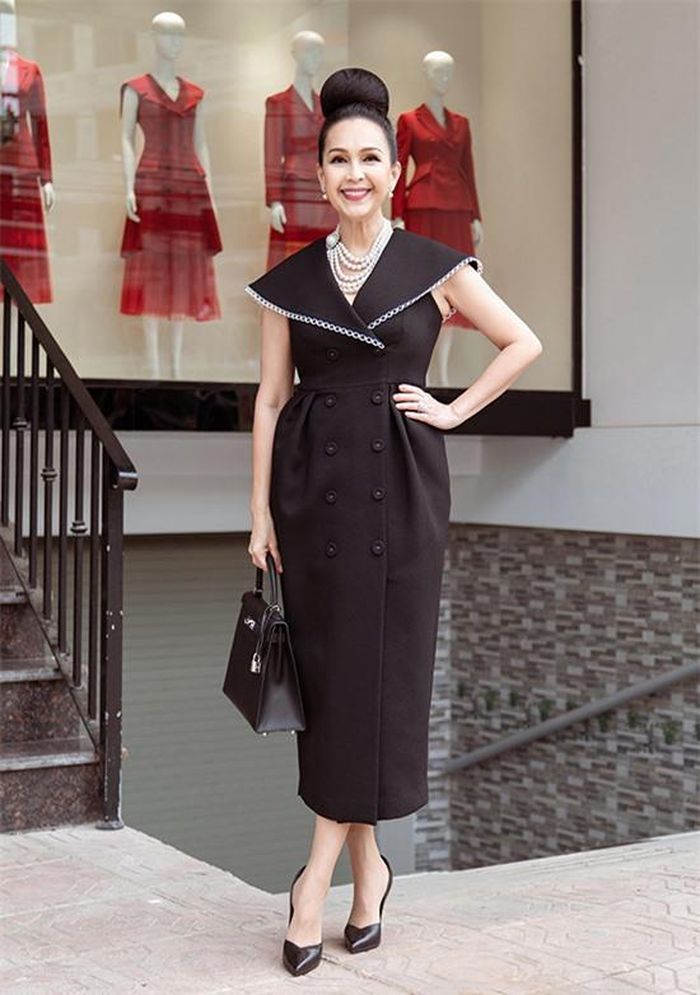 "Nữ hoàng ảnh lịch" phối trang phục cùng bông tai và vòng cổ ngọc trai Chanel, túi xách Hermes Kelly đắt đỏ.