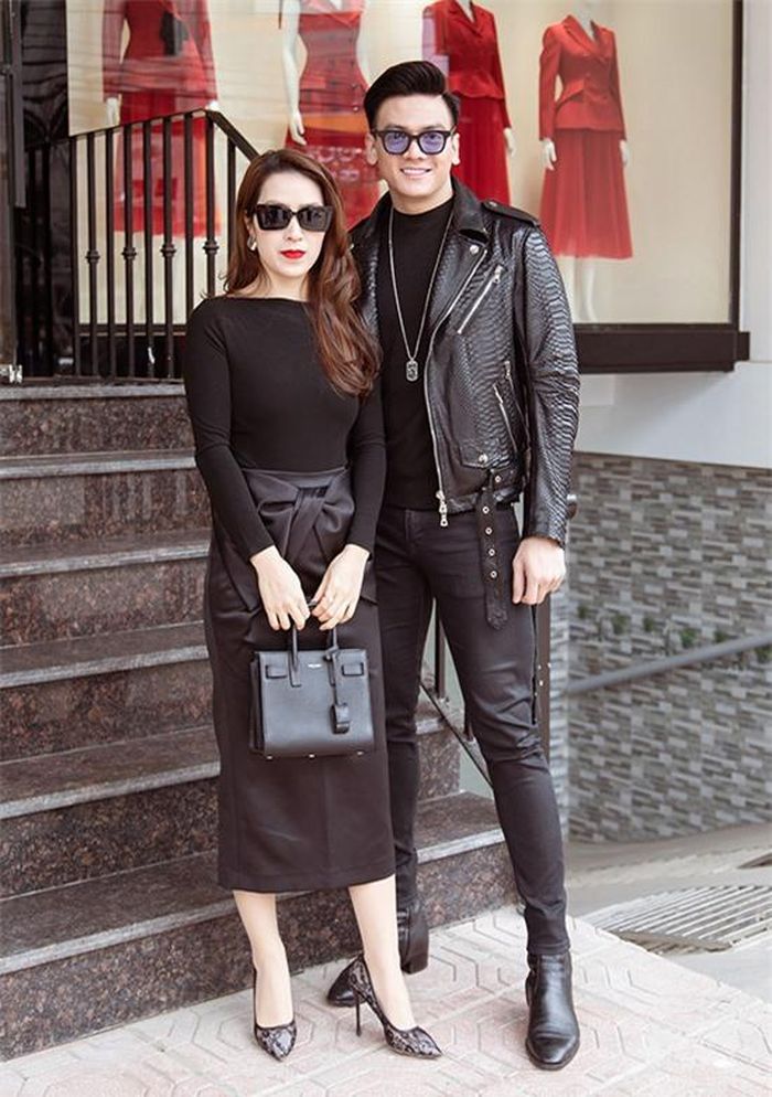 Chọn sắc đen chủ đạo, "chàng thơ" Lê Xuân Tiền (phải) pha trộn chất liệu đa dạng nhằm đem tới sự sinh động, cá tính cho tổng thể.