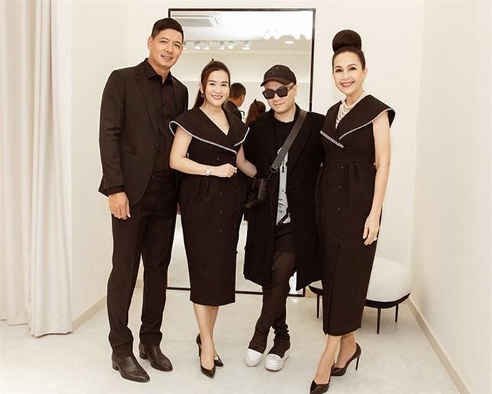 Hội ngộ diễn viên Diễm My (bìa phải) tại showroom mới, Anh Thơ chọn thêm một chiếc đầm giống của người đẹp 6X với phom phồng nhẹ ở hông, có khả năng che giấu nhược điểm cơ thể hiệu quả.