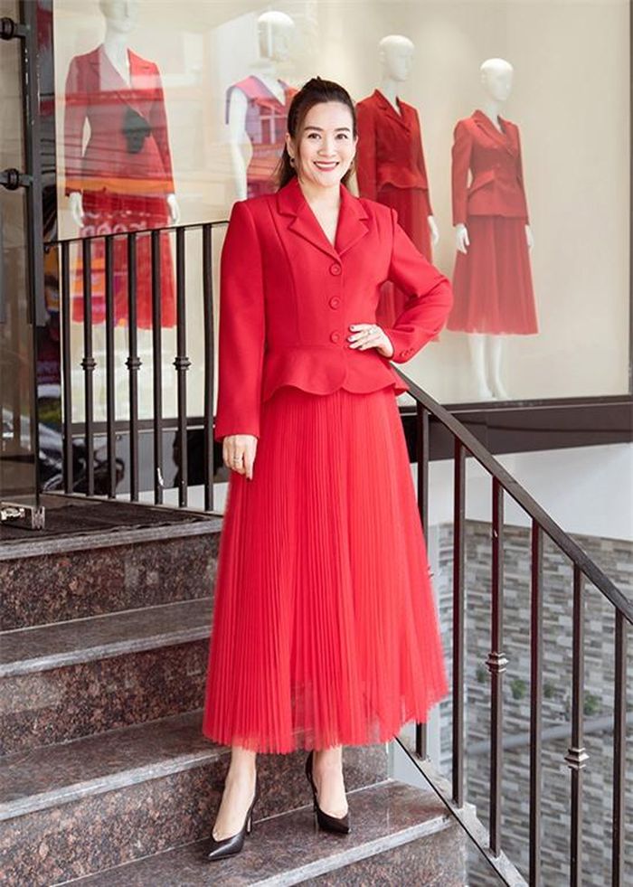 Với mùa lễ hội cuối năm, bà xã Bình Minh ưu ái set đồ kết hợp giữa blazer và chân váy xòe xếp ly điệu đà mang sắc đỏ rực rỡ.