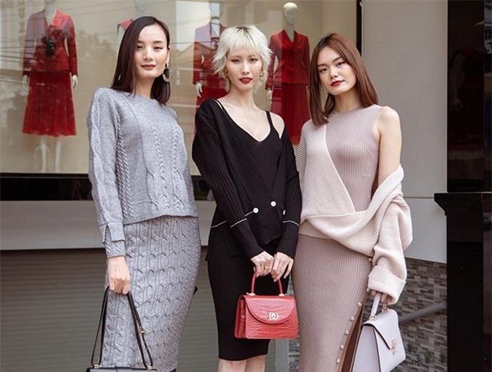 Bộ ba người mẫu Lê Thúy, Hằng Nguyễn, Lê Thanh Thảo (từ trái qua) "tháp tùng" gia đình NTK Đỗ Mạnh Cường tới mọi điểm khai trương tại miền Bắc.
