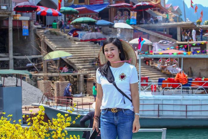 Chế độ ăn uống hàng ngày cũng góp phần quan trọng giúp phái đẹp "cải lão hoàn đồng". Bằng cách xây dựng chế độ ăn uống cân đối và đa dạng các thực phẩm, tránh những món ăn chứa nhiều dầu mỡ, gia vị, bánh kẹo vặt... và thay bằng những món ăn lành mạnh, được chế biến đơn giản như hấp, luộc... và tăng cường bổ sung rau củ quả, trái cây...