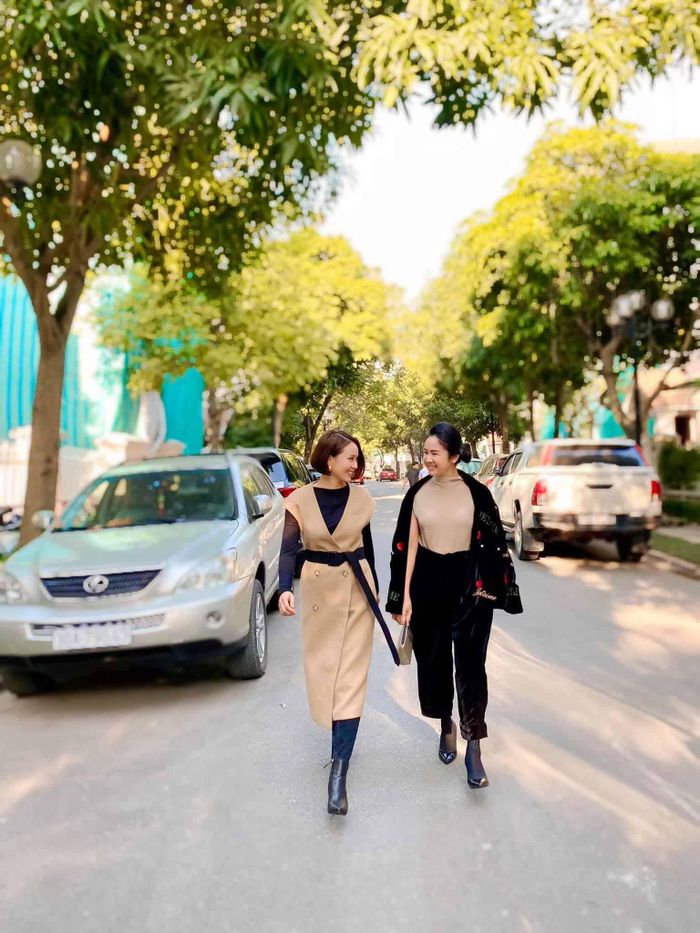 Ngạc nhiên hơn cả, ai ít biết rằng Thu Hà lớn hơn Hồng Diễm cả 1 con giáp. Ấy vậy mà khi chung khung hình, vẻ đẹp và phong cách ăn mặc của cô lại không hề giống với phụ nữ tuổi 51.