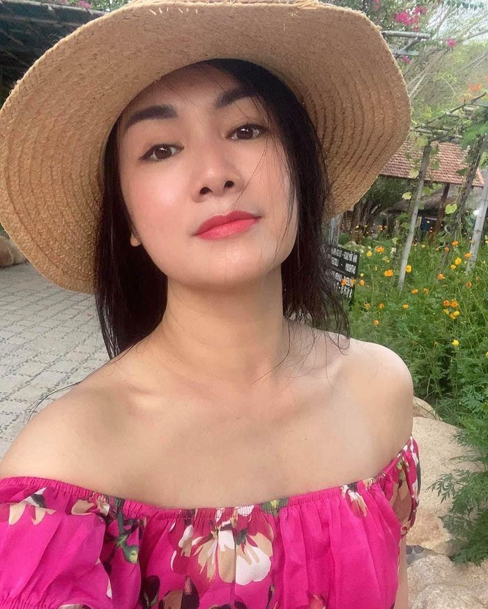 Làn da hồng hào, mịn màng và căng bóng tuổi 51 của Thu Hà là điều bao chị em phụ nữ ao ước. Nữ nghệ sĩ từng cho biết để giữ gìn sắc vóc không bị tàn phai theo thời gian, quan trọng nhất là giữ lối sống lành mạnh, sinh hoạt điều độ và không thể bỏ qua việc chăm sóc làn da cũng như cơ thể mỗi ngày.