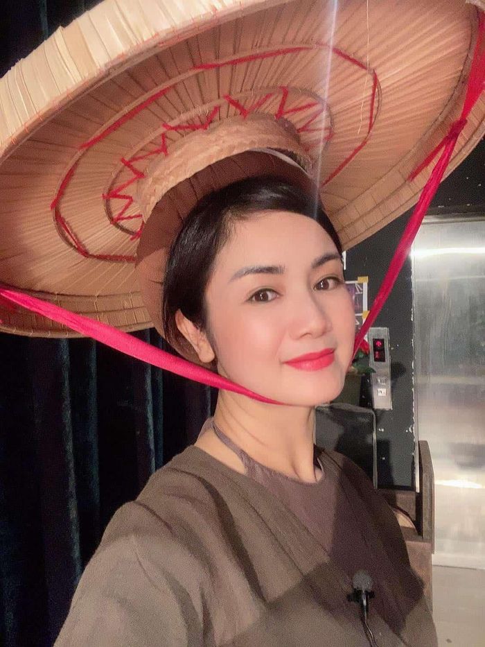 Thay vào đó, một mái tóc đen được chăm sóc kĩ lưỡng và một làn da luôn để mộc mạc, không makeup nhiều và không sử dụng mỹ phẩm không phù hợp chính là điều mà các chị em nên lưu ý.