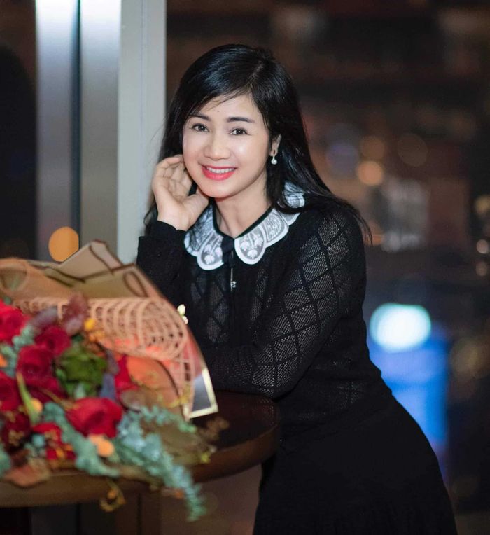 Không cần phải quá cầu kì, bước đầu tiên để chống lão hóa hiệu quả chính là chị em cần phải đảm bảo bản thân áp dụng đủ các bước chăm sóc da cơ bản. Quy trình này bao gồm những bước như tẩy trang, dưỡng ẩm, tẩy tế bào chết (2-3 lần/tuần), đắp mặt nạ… Đây sẽ là tiền đề giúp làn da phục hồi sự tươi trẻ sau 1 ngày dài đối mặt với nhiều tác nhân gây hại cho da.