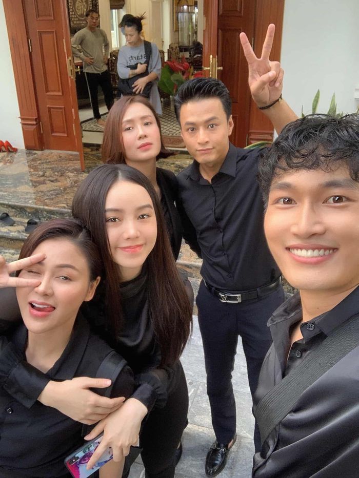 Dù chỉ qua vài tấm ảnh chụp, ai cũng phải công nhận rằng nữ diễn viên gạo cội sở hữu dung mạo đầy diễm lệ, mặn mà. Đặc biệt, nét trẻ trung và tươi tắn của NSND Thu Hà cũng được cho là chẳng hề thua kém 2 cô con gái.