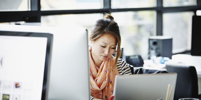  Áp lực kiếm tiền khiến nhiều người trẻ chán hẹn hò, yêu đương. Ảnh: Getty Images. 