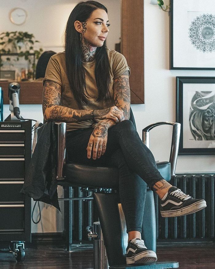 Madison đến các tiệm xăm ở nhiều nơi. "Tôi từng gắn bó với một nghệ sĩ xăm nhưng dần dần, tôi thích nhiều phong cách xăm khác nhau. Phần lớn hình xăm của tôi được thực hiện bởi những nghệ sĩ ở Halifax, Nova Scotia và Toronto", nữ người mẫu chia sẻ. Ảnh: @madisonskyeofficial.