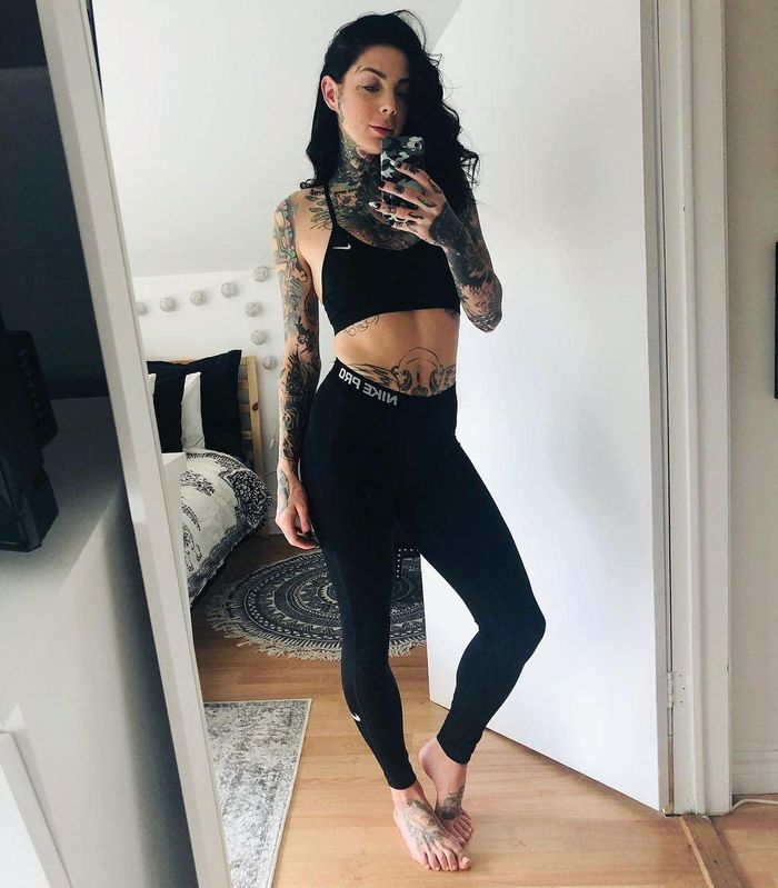 Madison Skye chăm tập gym giúp duy trì đường cong săn chắc, gợi cảm. Cô chuộng mặc bikini, áo hai dây, áo tay ngắn nhằm khoe nhiều tác phẩm xăm nổi bật. Ảnh: @madisonskyeofficial.