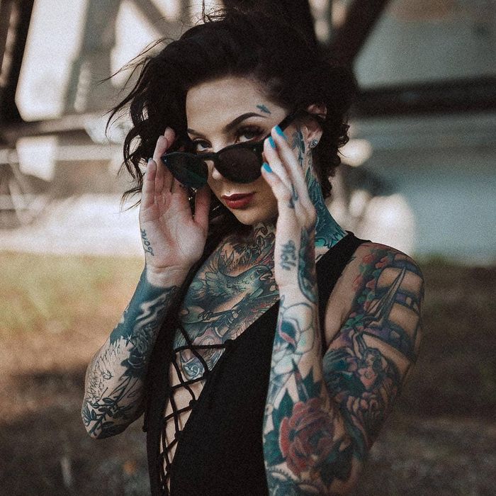 Cơ thể của Madison Skye bao phủ bởi nhiều hình xăm bắt mắt. Cô từng dành nhiều thời gian để hoàn thiện hình xăm trên lưng. Ngoài ra, nữ người mẫu còn đeo khuyên mũi, thường xuyên trang điểm đậm nhằm có diện mạo cá tính. Ảnh: @madisonskyeofficial.