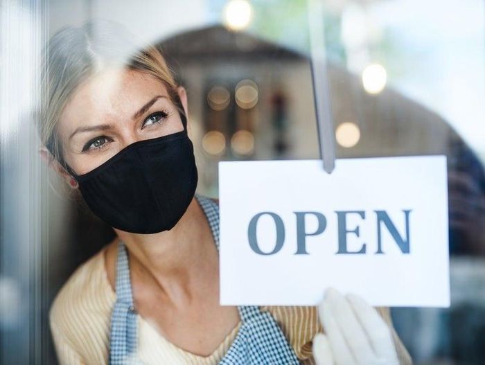  Nhiều chủ nhà hàng, quán rượu bỏ ngoài tai sự phản hồi của nhân viên vì không muốn mất khách. Ảnh: AP. 