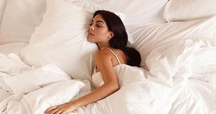 Chiếc giường đắt giá chống lão hóa được bạn gái Ronaldo chia sẻ trên trang cá nhân